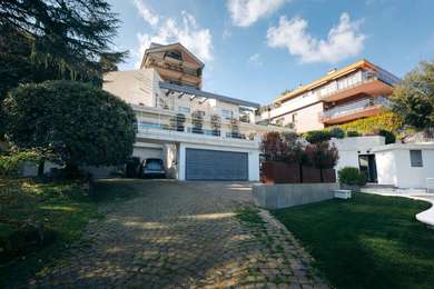 SINGLE FAMILY, VILLA WITH PARK AND SWIMMING POOL.