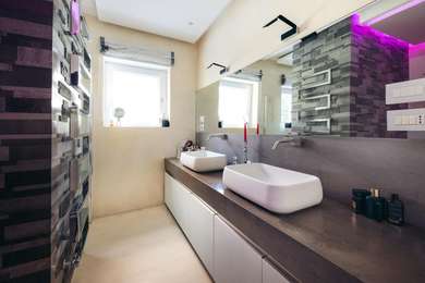 SINGLE FAMILY, VILLA WITH PARK AND SWIMMING POOL.