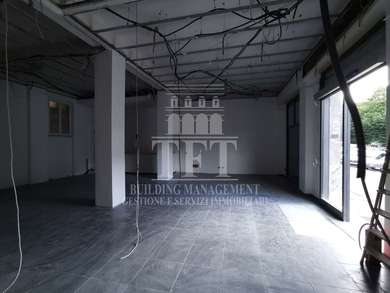 TWO-LEVEL ROOM WITH 3 SHOWCASES