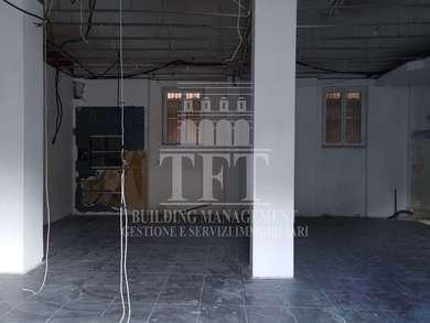 TWO-LEVEL ROOM WITH 3 SHOWCASES