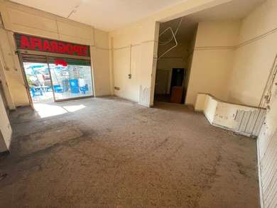 COMMERCIAL PREMISES WITH WINDOWS ON THE STREET