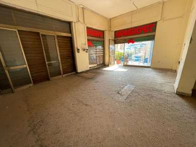 COMMERCIAL PREMISES WITH WINDOWS ON THE STREET