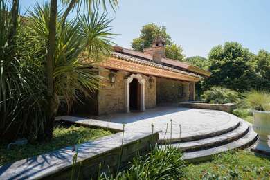 LUSSUOSA VILLA CON PARCO E PISCINA