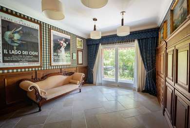 LUSSUOSA VILLA CON PARCO E PISCINA