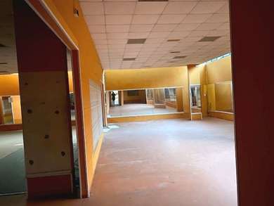 AMPIO LOCALE CON AUTORIMESSA DA RISTRUTTURARE