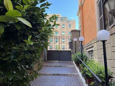 BRIGHT APARTMENT IN HISTORICAL BUILDING
