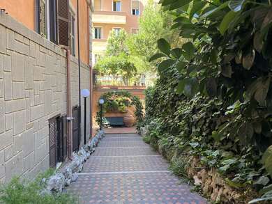 BRIGHT APARTMENT IN HISTORICAL BUILDING