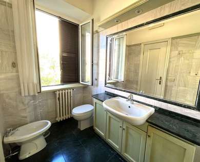 BRIGHT APARTMENT IN HISTORICAL BUILDING