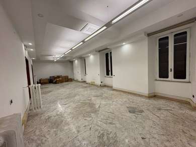 VIALE DELL'UNIVERSITA', AMPIO UFFICIO
