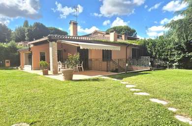 OLGIATA, VILLA BIFAMILIARE CON PISCINA