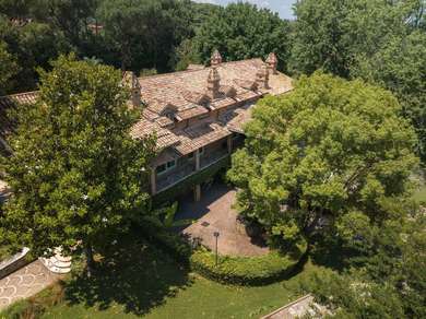 LUXURY VILLA WITH PARK AND SWIMMING POOL