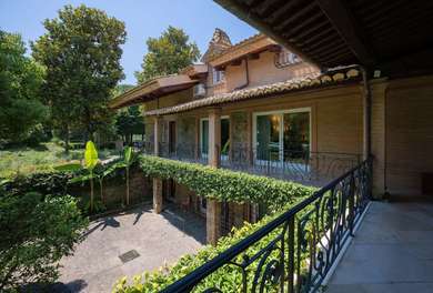 LUXURY VILLA WITH PARK AND SWIMMING POOL