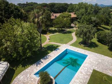 LUXURY VILLA WITH PARK AND SWIMMING POOL
