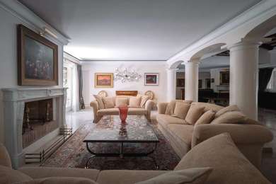 LUXURY VILLA WITH PARK AND SWIMMING POOL