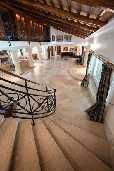 LUXURY VILLA WITH PARK AND SWIMMING POOL