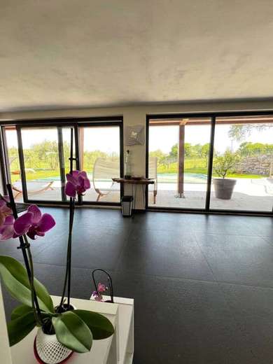 GUESTHOUSE IMMERSA NEL VERDE CON PISCINA