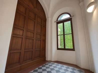 PRESTIGIOUS HISTORIC BUILDING PORTION