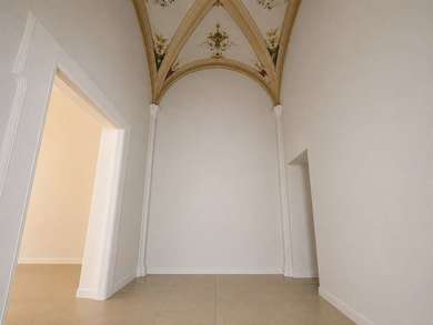 PRESTIGIOUS HISTORIC BUILDING PORTION