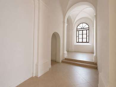 PRESTIGIOUS HISTORIC BUILDING PORTION