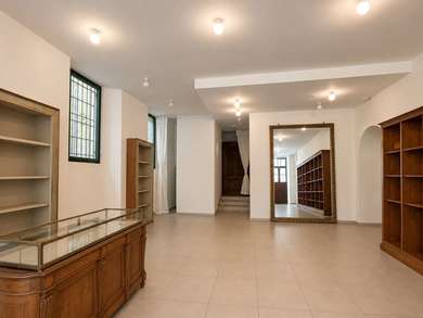PRESTIGIOUS HISTORIC BUILDING PORTION
