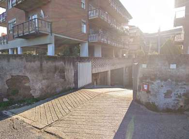 AMPIO LOCALE CON AUTORIMESSA DA RISTRUTTURARE