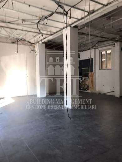 TWO-LEVEL ROOM WITH 3 SHOWCASES